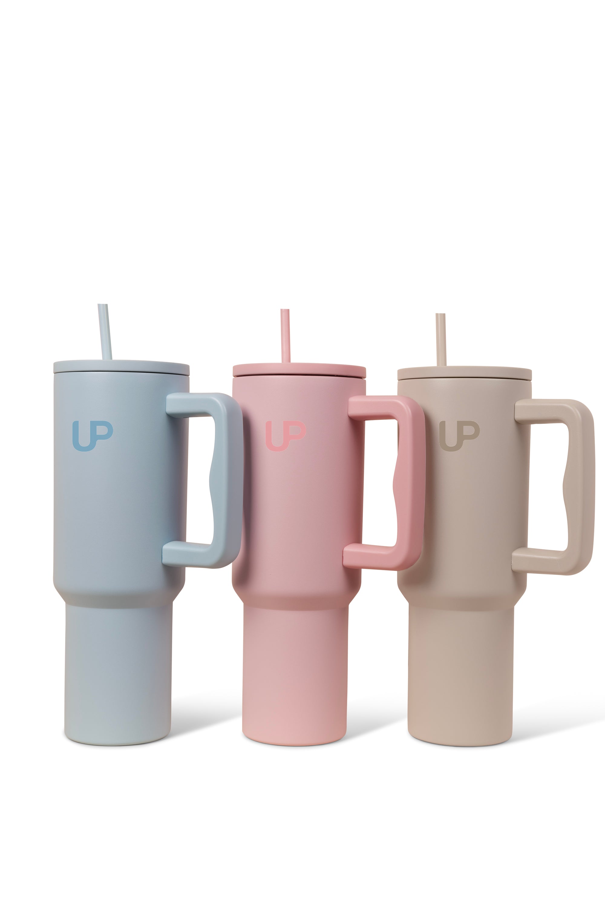 Drie kleuren van de CUPGO Essential Tumbler – stijlvol ontworpen in blauw, roze en beige met een handvat en rietje. De duurzame, roestvrijstalen tumblers houden dranken lang warm of koud, perfect voor onderweg en thuis. Ideaal voor plasticvrije hydratatie.
